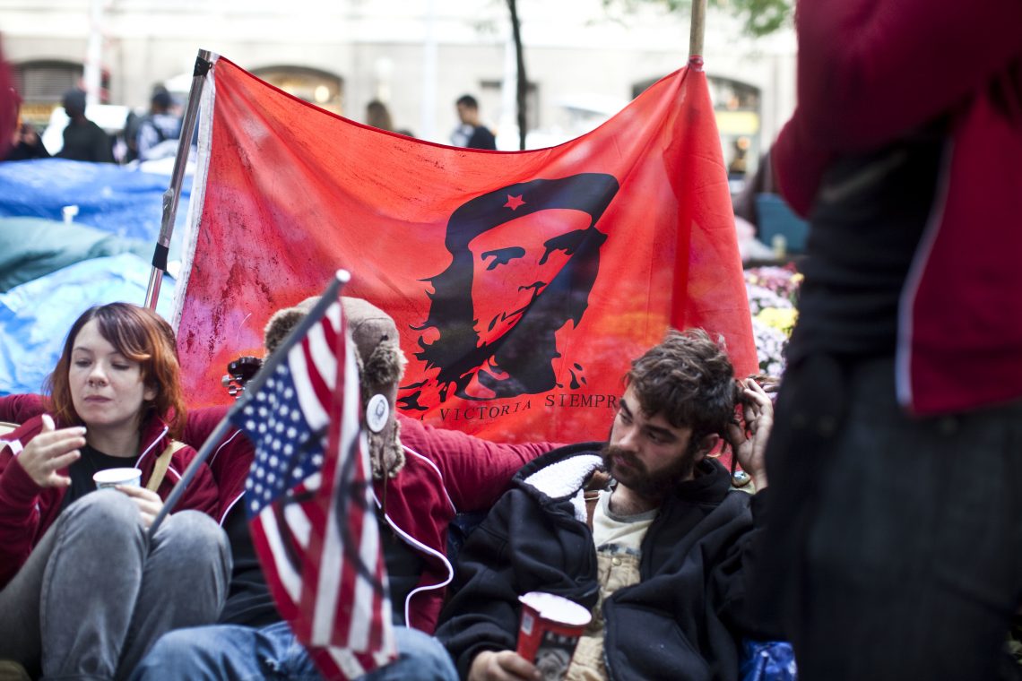 Demonstranten in den USA mit eine Che Guevara Fahne