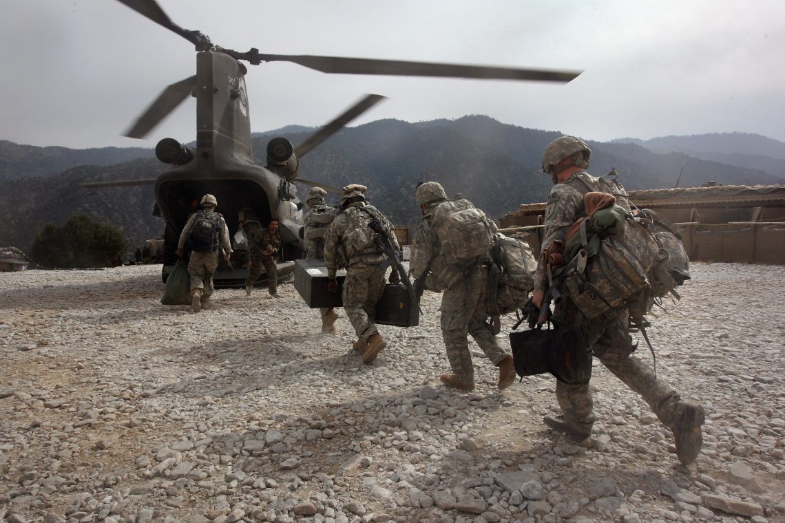 US-Soldaten besteigen einen Transporthubschrauber in Afghanistan
