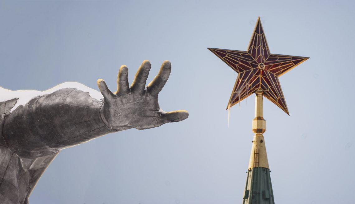 Eine abwehrend ausgestreckte Hand vor dem Kreml-Stern