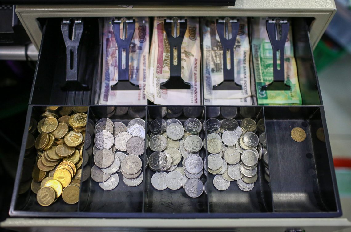 Kasse mit Rubelscheinen und -münzen