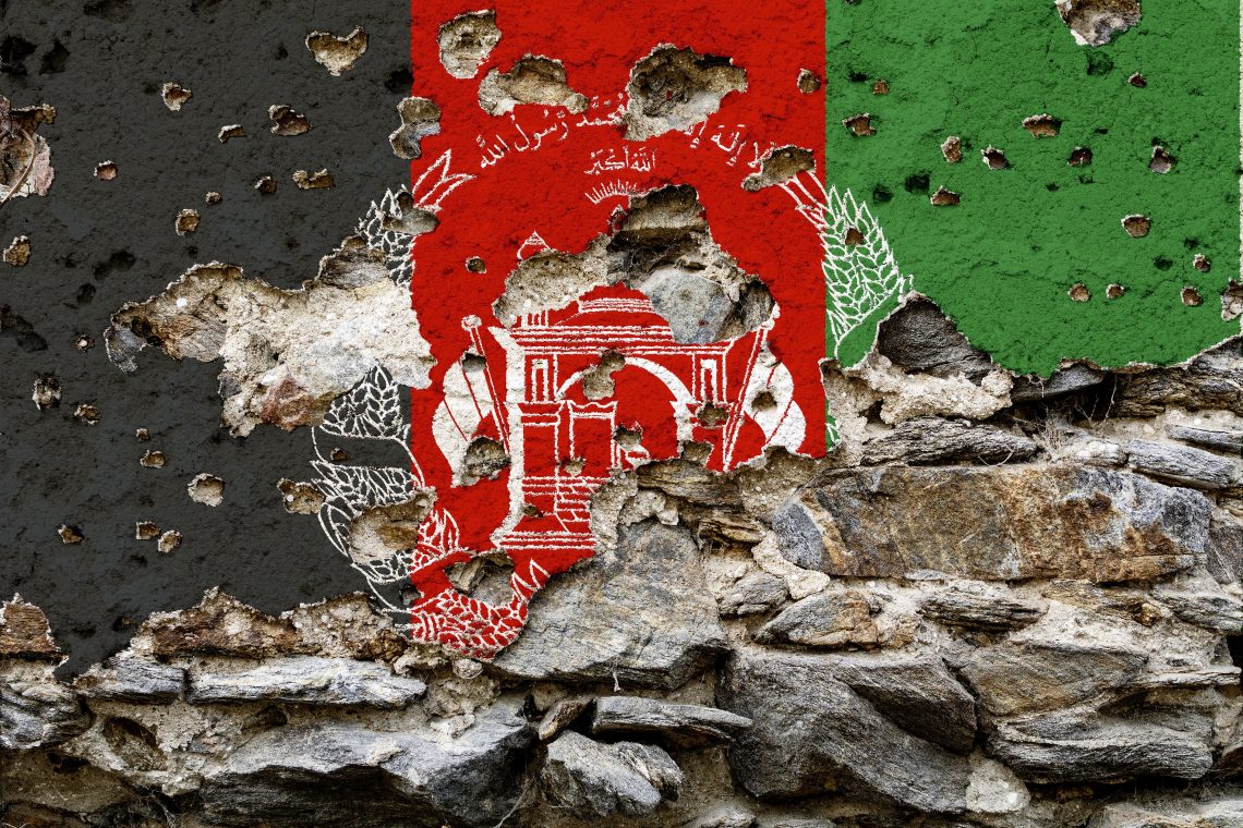 Hauswand mit Einschusslöchern in Afghanistanfarben