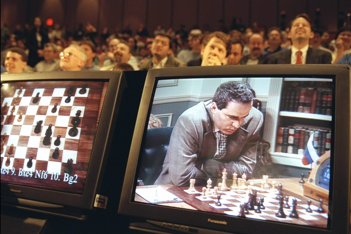 Neuronale Netze gab es noch nicht: Schachweltmeister Garry Kasparow spielt 1997 gegen Schachcomputer Deep Blue