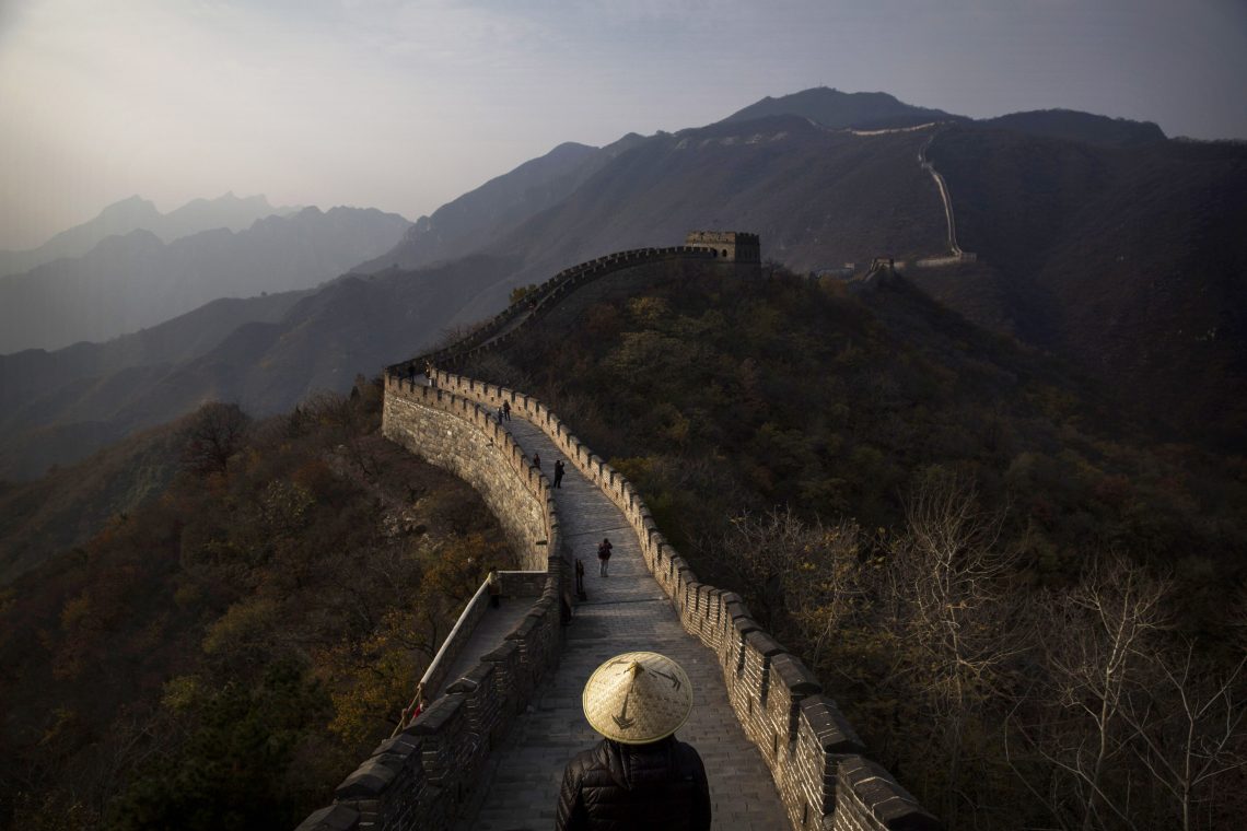 Chinesen und Touristen spazieren auf der chinesischen Mauer nahe Beijing
