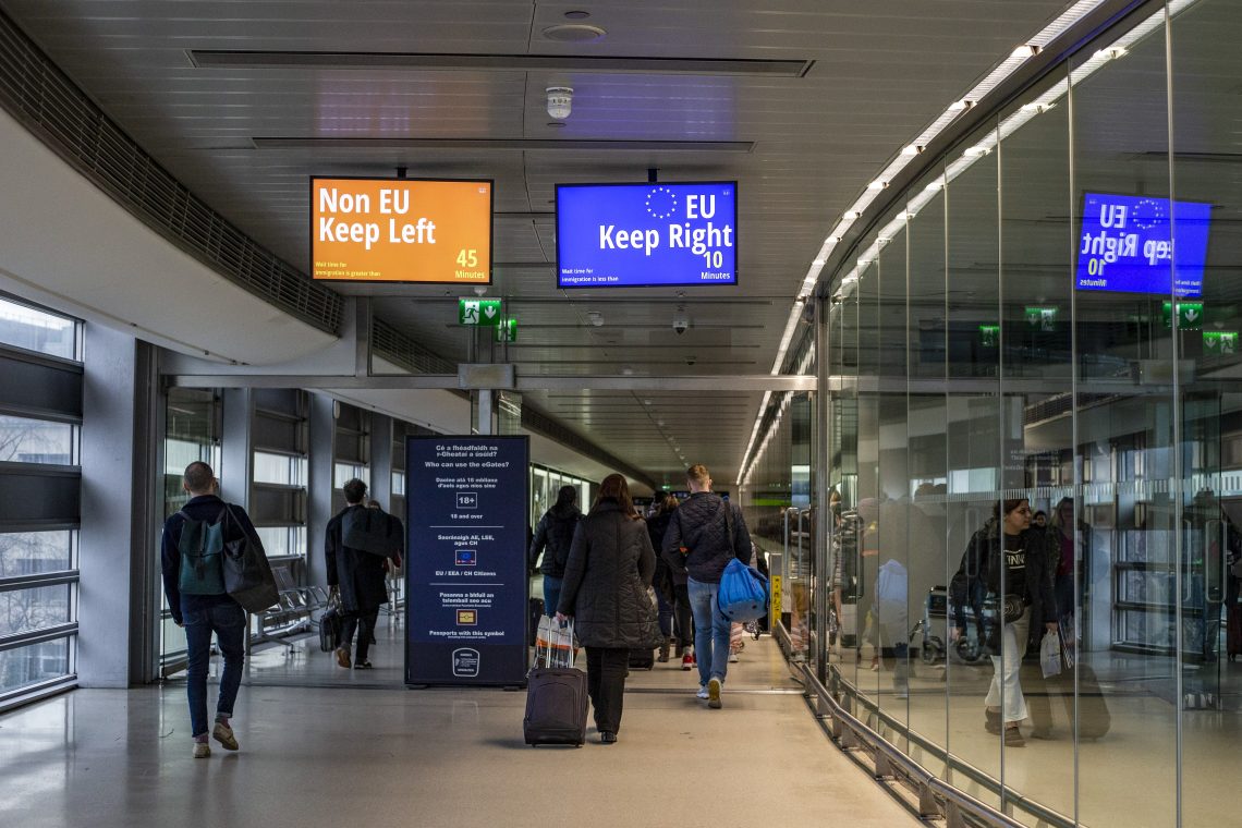 Passagiere bei der Ankunft am Flughafen Dublin