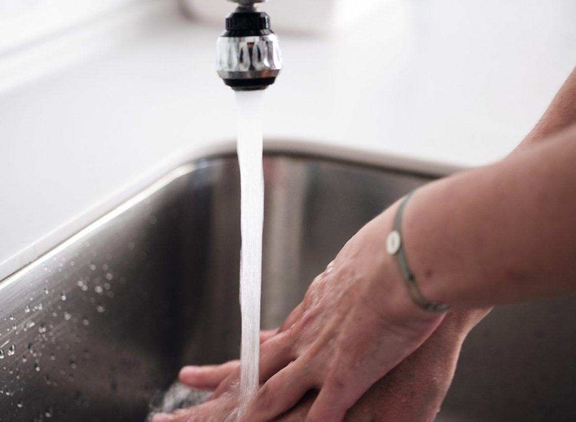 Hygiene-Expertin Miranda Suchomel wäscht sich die Hände