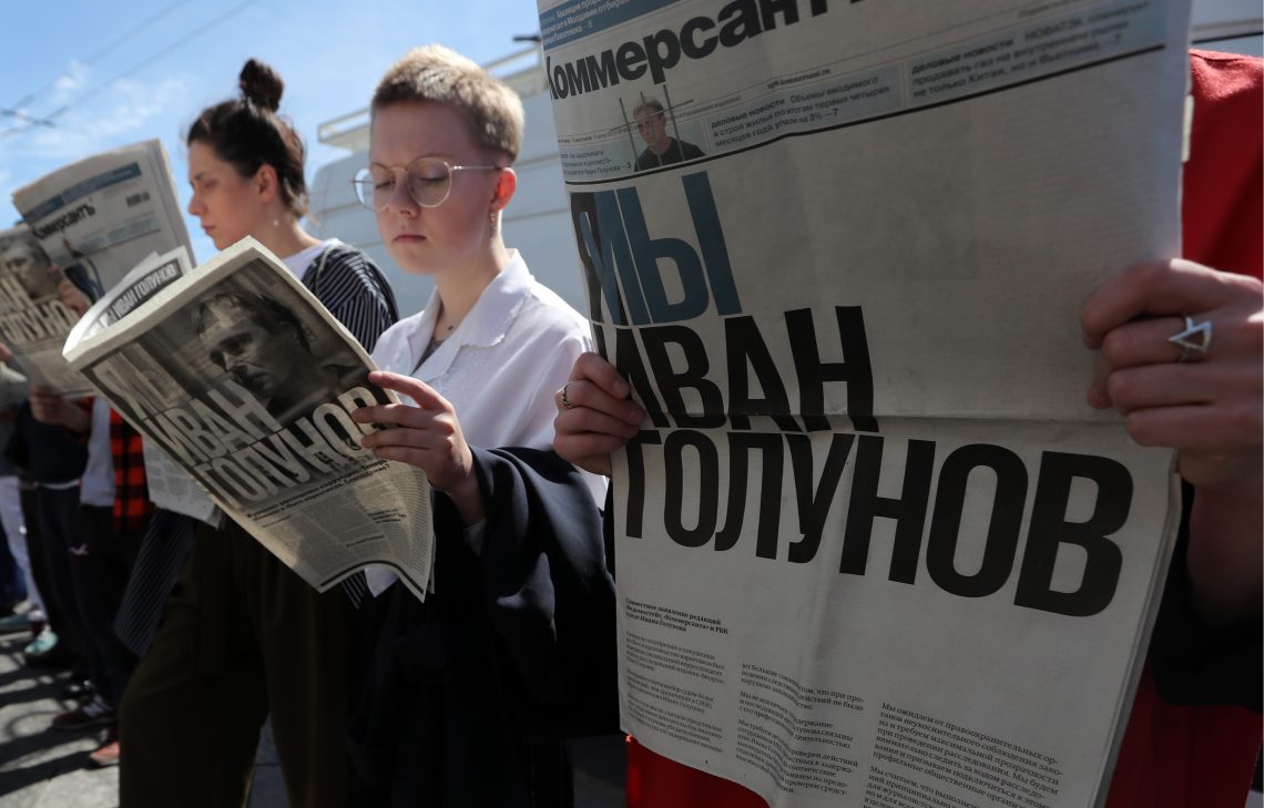Junge Frauen in Russland halten Zeitungen mit der Titelseite "Ich bin/wir sind Golunow"