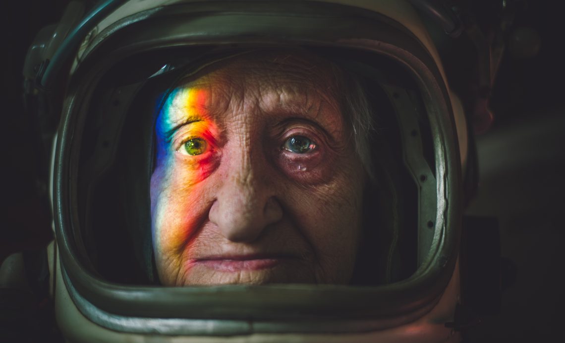 Nahaufnahme einer Seniorin im Weltraumanzug