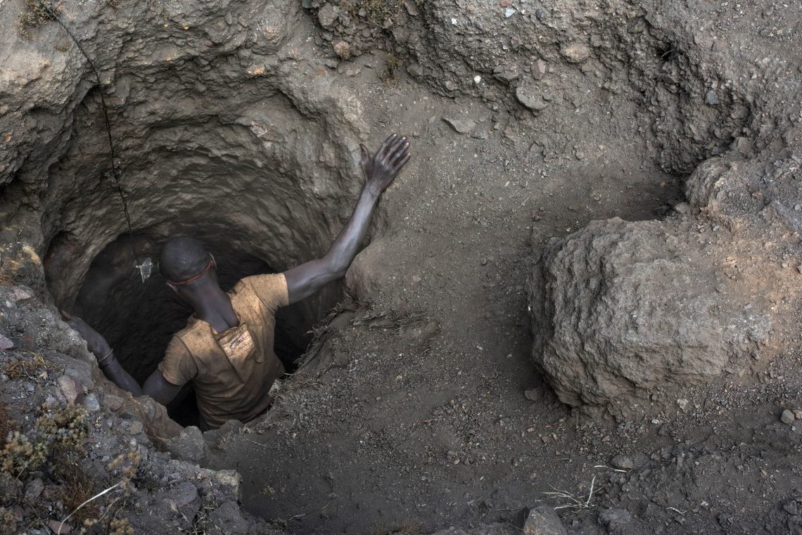 Arbeiter steigt in einen engen Schacht einer Kobaltmine in der Demokratischen Republik Kongo.