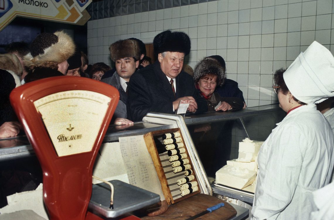 Jelzin beim Einkauf in einem Geschäft in den 1990ern