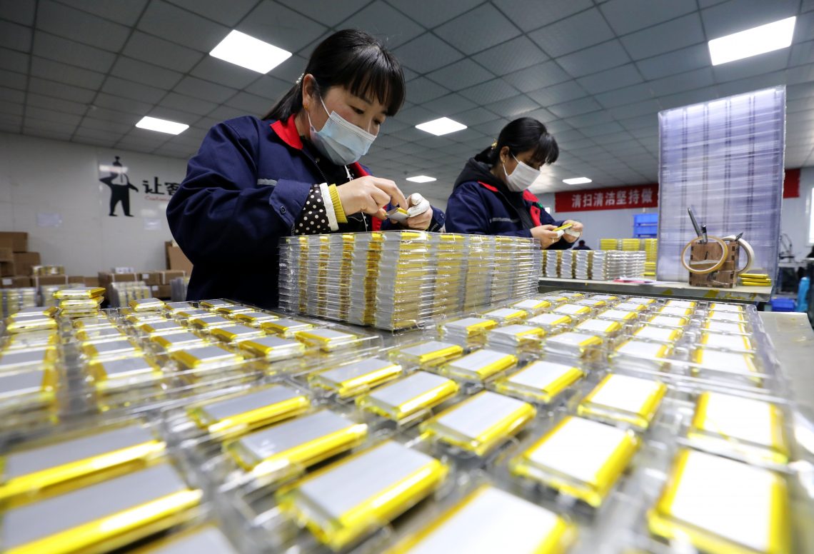 Mitarbeiter einen Lithium-Ionen-Batterie der chinesischen Stadt Huaibei inspizieren die Ware.