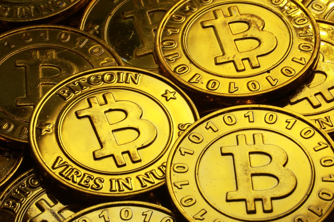 Ein Haufen goldener Bitcoinmünzen.