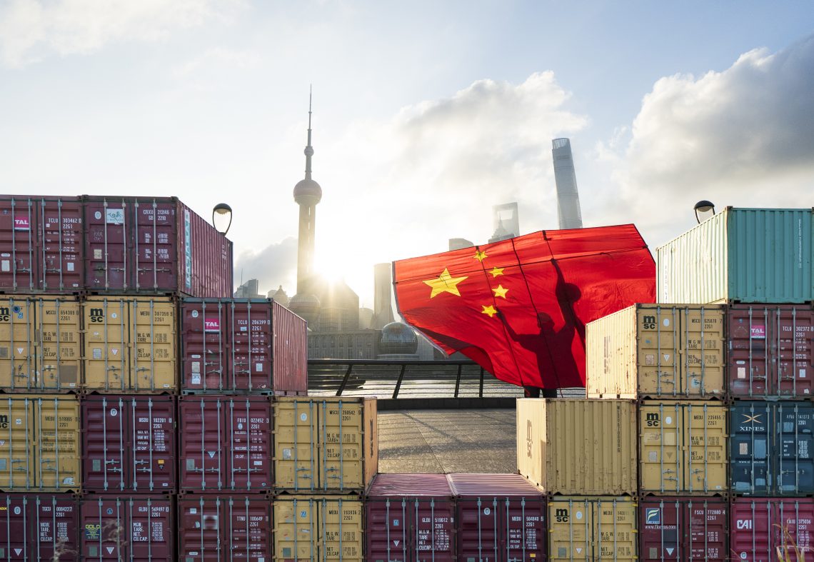 Chinesische Fahne vor Schiffscontainern