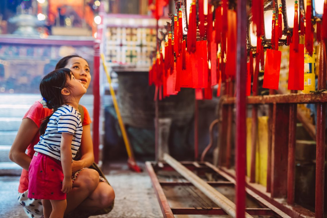 Chinesische Mutter mit Tochter in einem Tempel