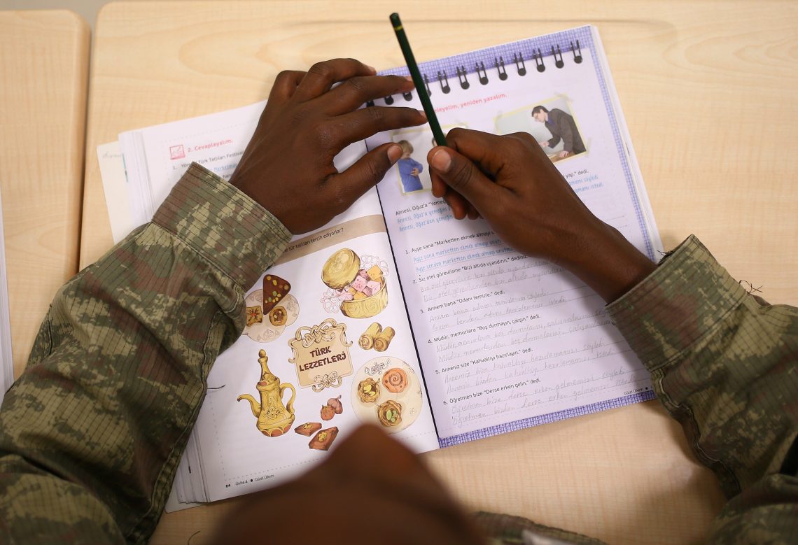 Somalischer Soldat lernt Türkisch