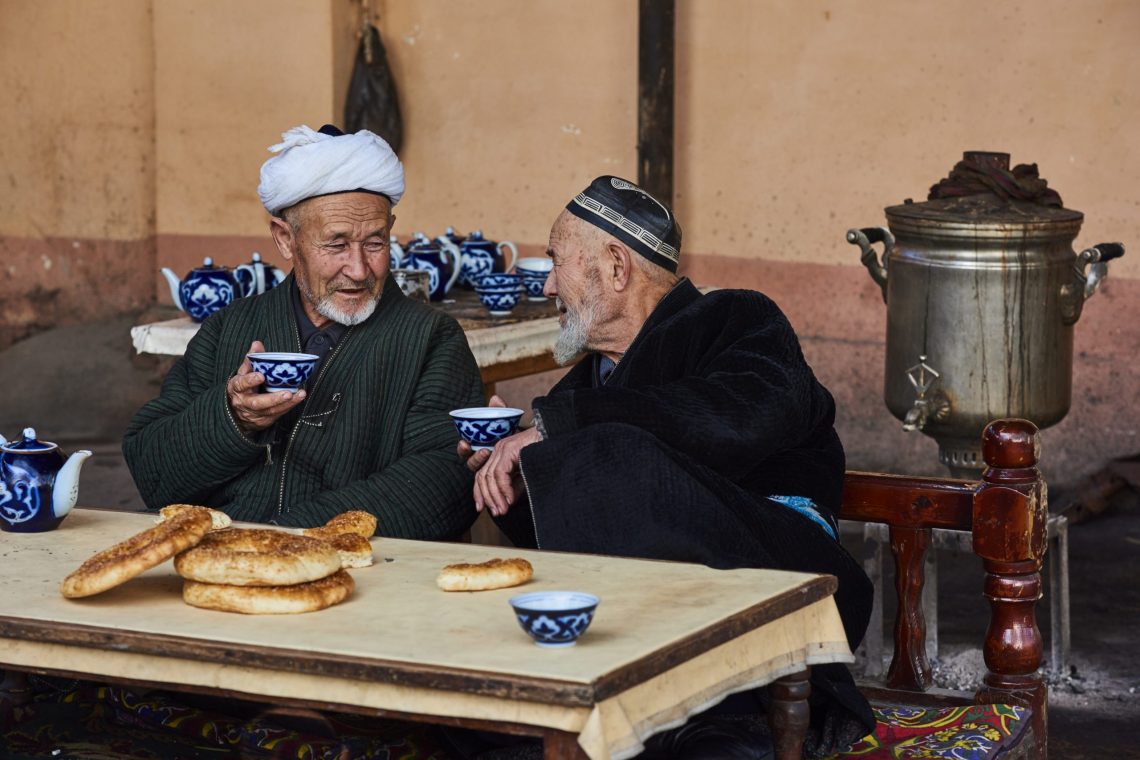 Usbekische Männer sitzen beim Tee