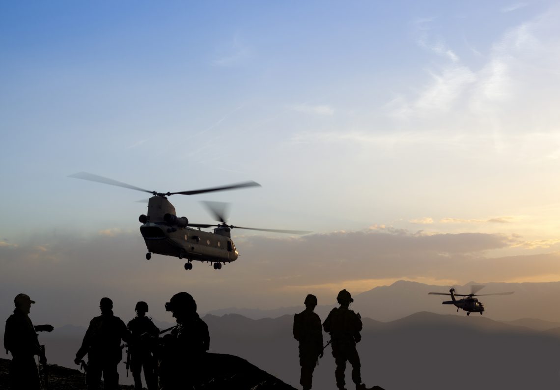 Soldaten und Hubschrauber in der Abenddämmerung
