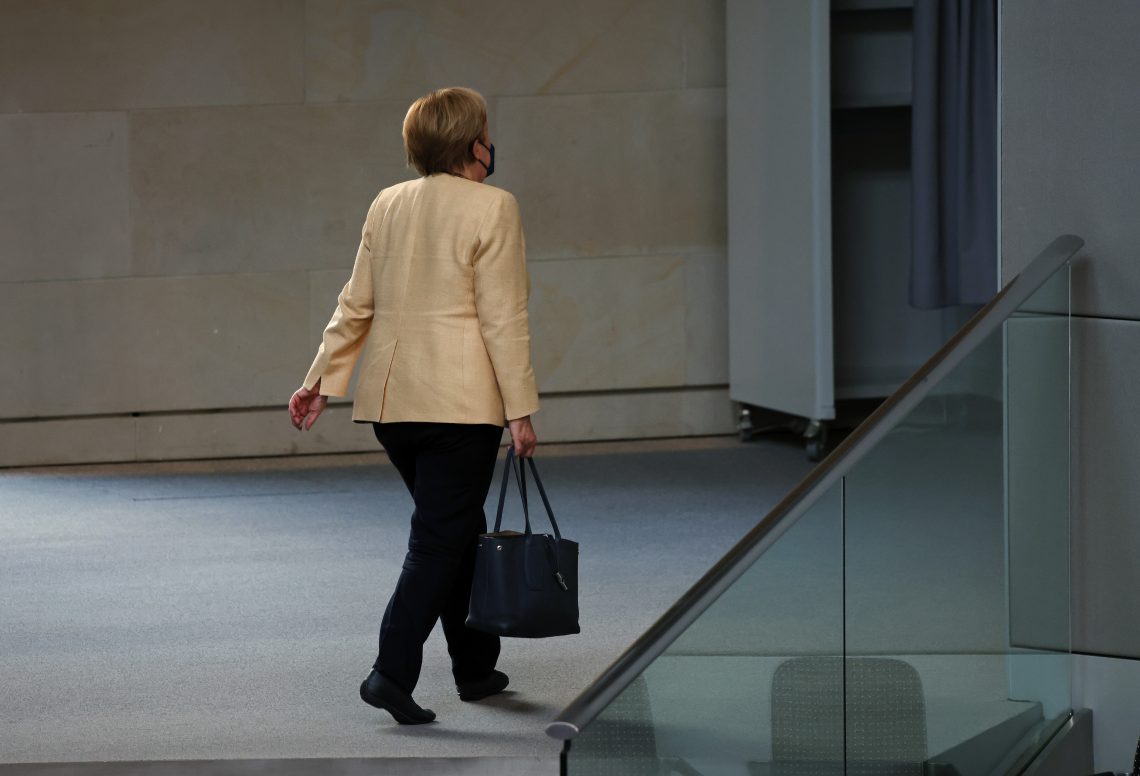 Angela Merkel geht, Ansicht von hinten
