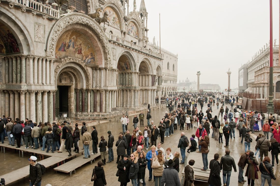 Touristen stehen Schlange in Venedig