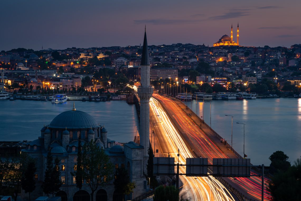 Wirtschaft in der Türkei: Brücke über den Bosporus in Istanbul bei Nacht