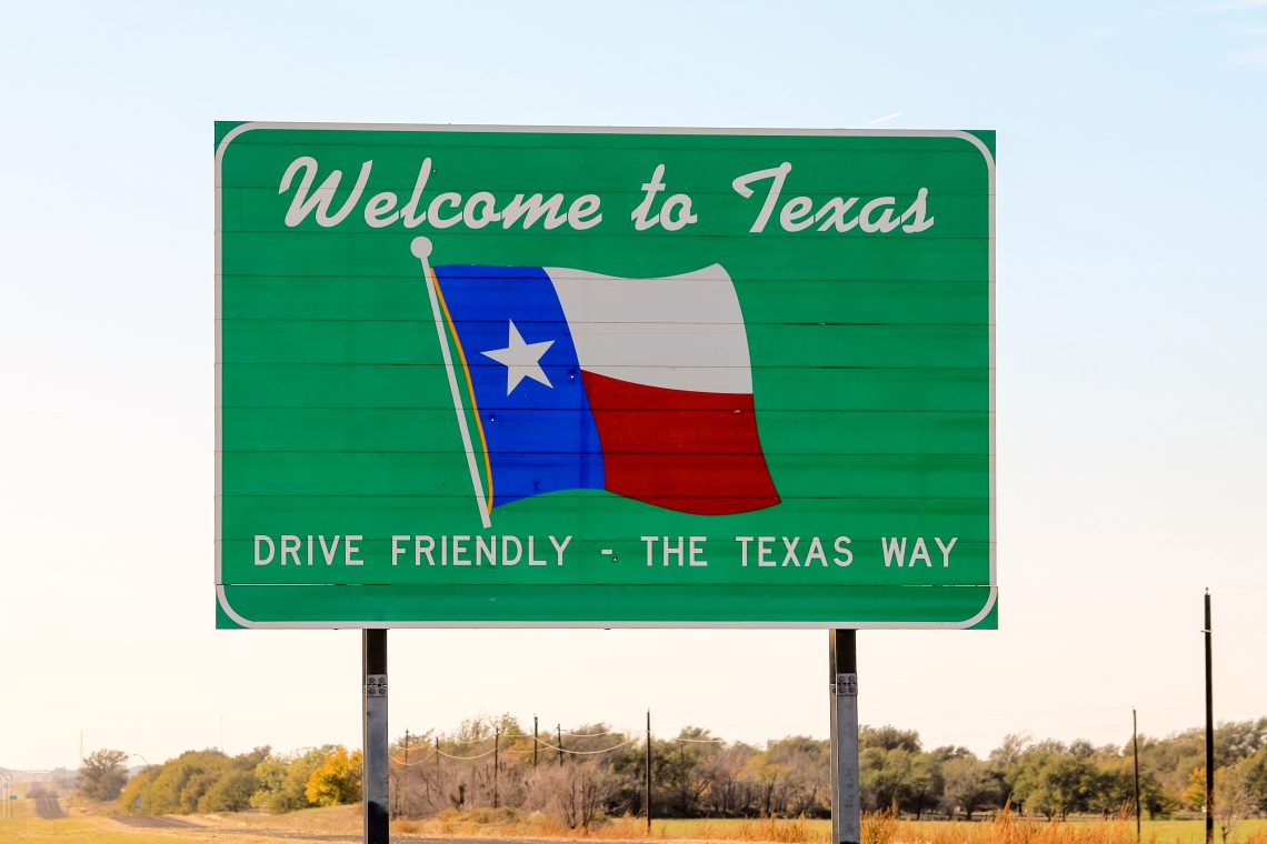 Ein "Willkommen in Texas"-Verkehrsschild auf einem Highway