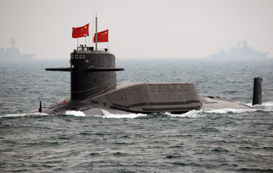 Foto eines U-Bootes mit chinesischer Flagge.