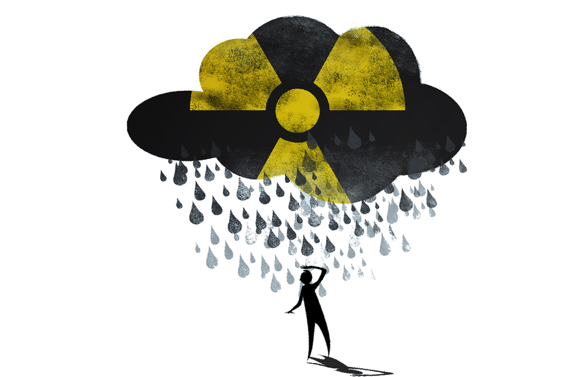 Illustration von Angst vor Atomkraft. Man sieht eine dunkle Regenwolke mit dem Symbol für Radioaktivität, darunter steht ein Mensch, der eine Hand schützend über seinem Kopf hält.
