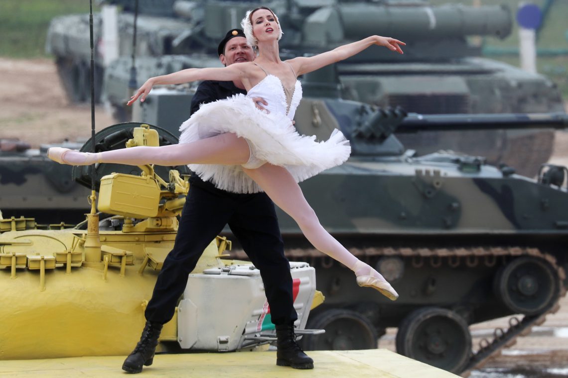 Ballerina tanzt mit einem Soldaten auf einem Panzer bei der Eröffnung der Internationalen Armeespiele 2021