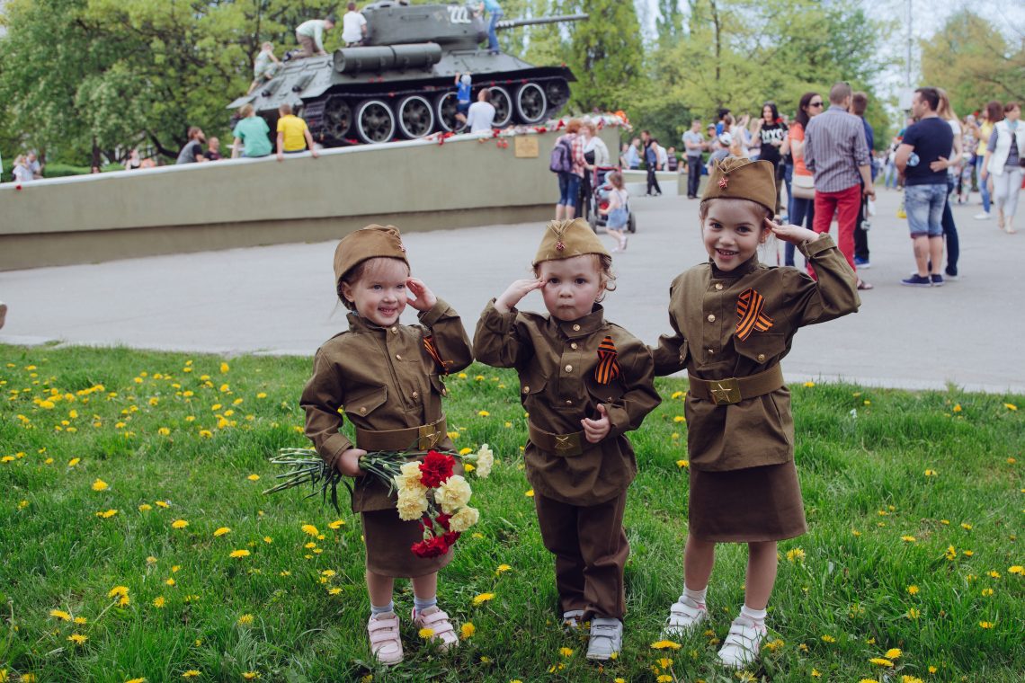 Russische Kinder in Militäruniform zum Tag des Sieges