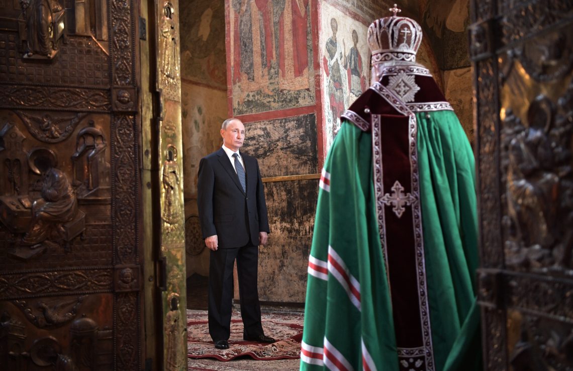 Patriarch Kyrill und Wladimir Putin während eines Gottesdienstes in einer Moskauer Kathedrale