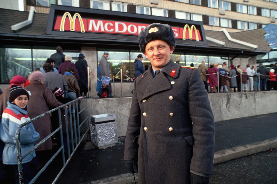 Sowjetischer Polizist vor Russlands erstem McDonalds im Jahr 1990