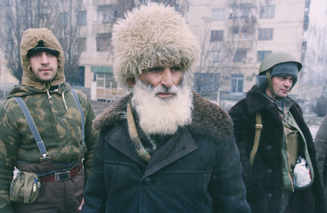 Drei tschetschenische Männer während des Krieges
