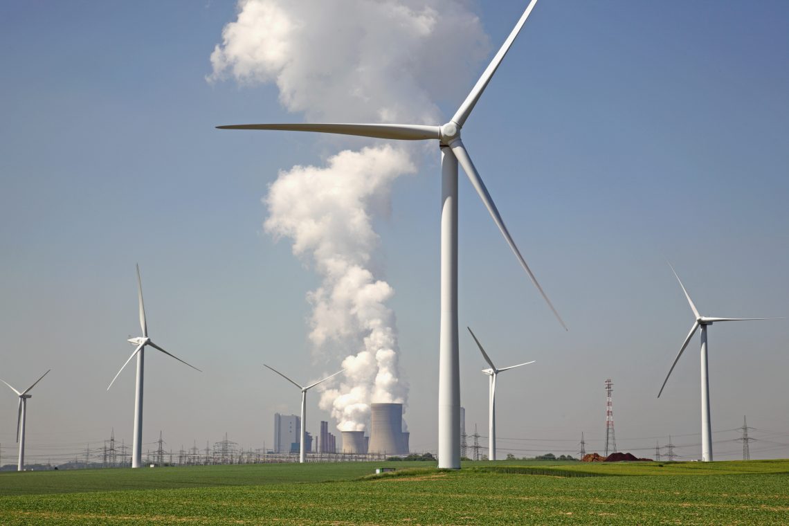 Foto von Kernkraftwerk und Windrädern