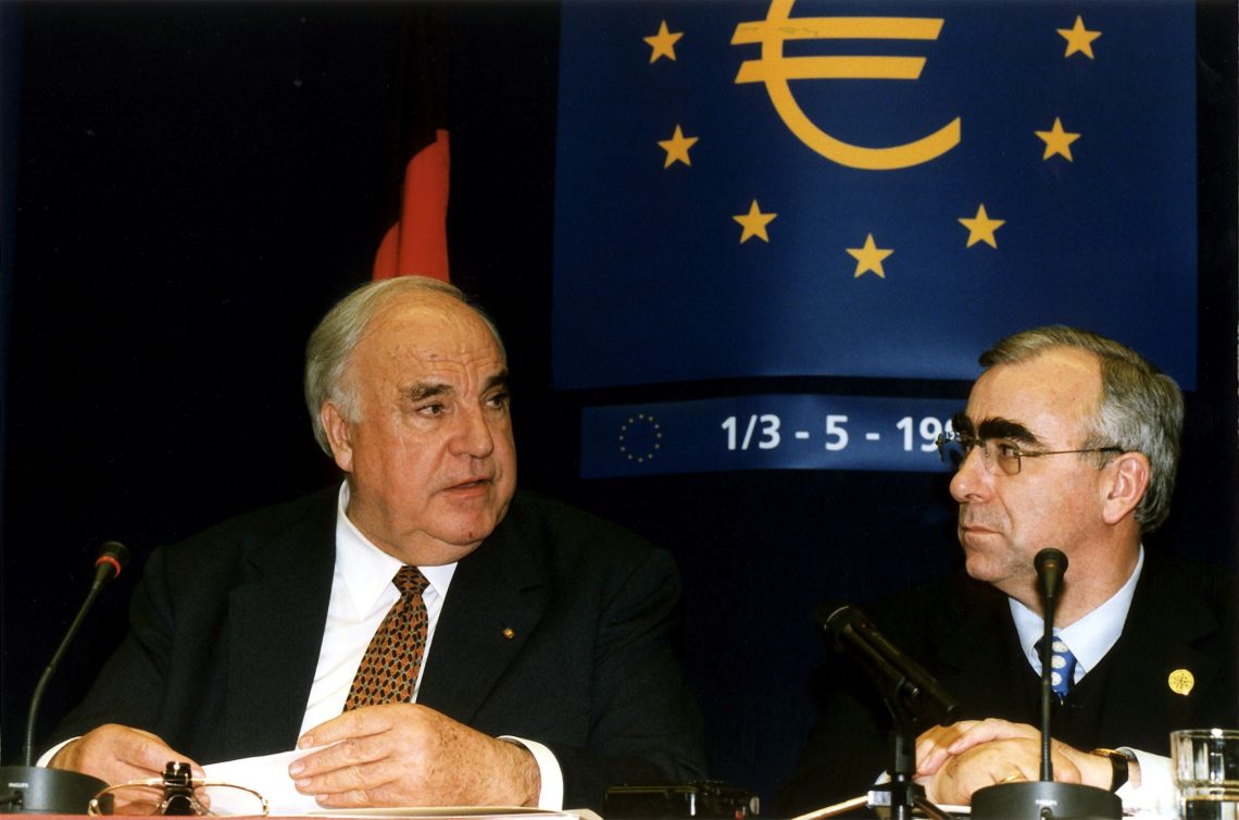 Währungsunion wird beschlossen: Ein Foto von Helmut Kohl und Theo Waigel bei dem EU-Gipfel