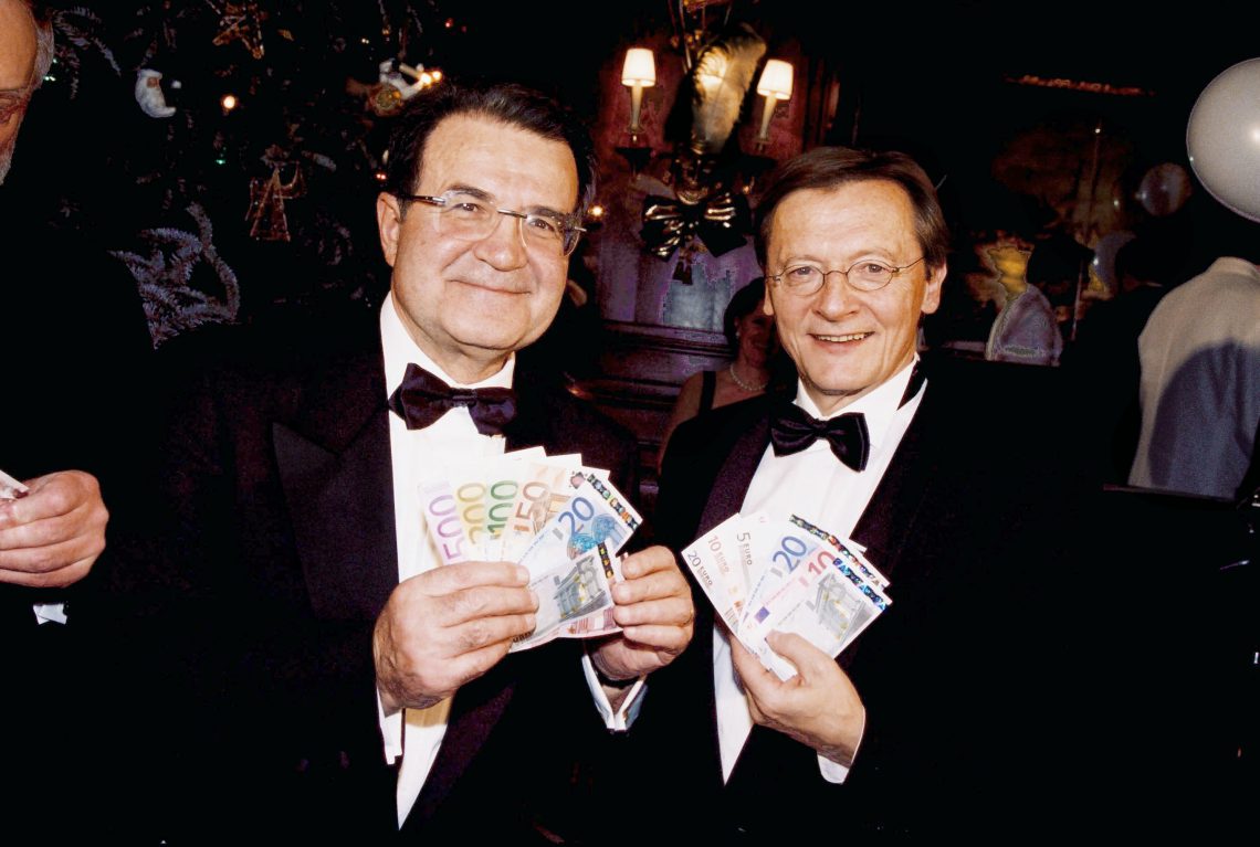 Ein Foto von Romano Prodi und Wolfgang Schüssel, die am 1. Januar 2002 die ersten Eurobanknoten in Händen halten.