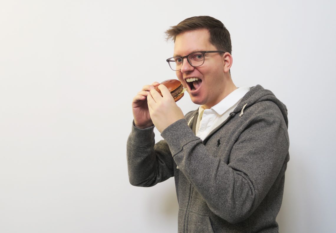 Mirai-Foods-CEO Christoph Mayr isst einen Laborfleisch-Burger