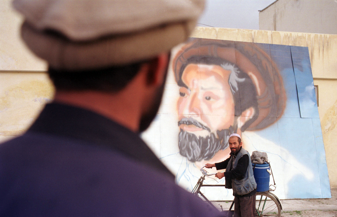 Afghanische Männer vor Wandgemälde von Ahmad Massoud