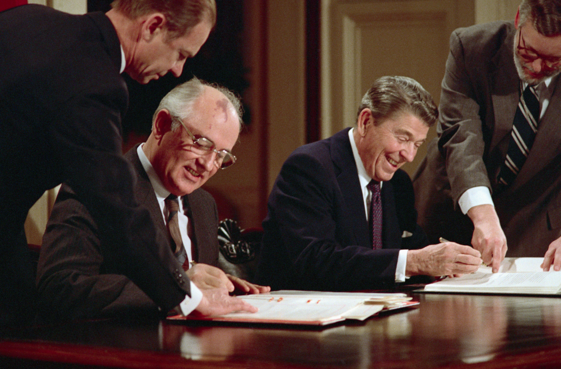 Ronald Reagan und Michail Gorbatschow bei der Unterzeichnung des INF-Vertrags
