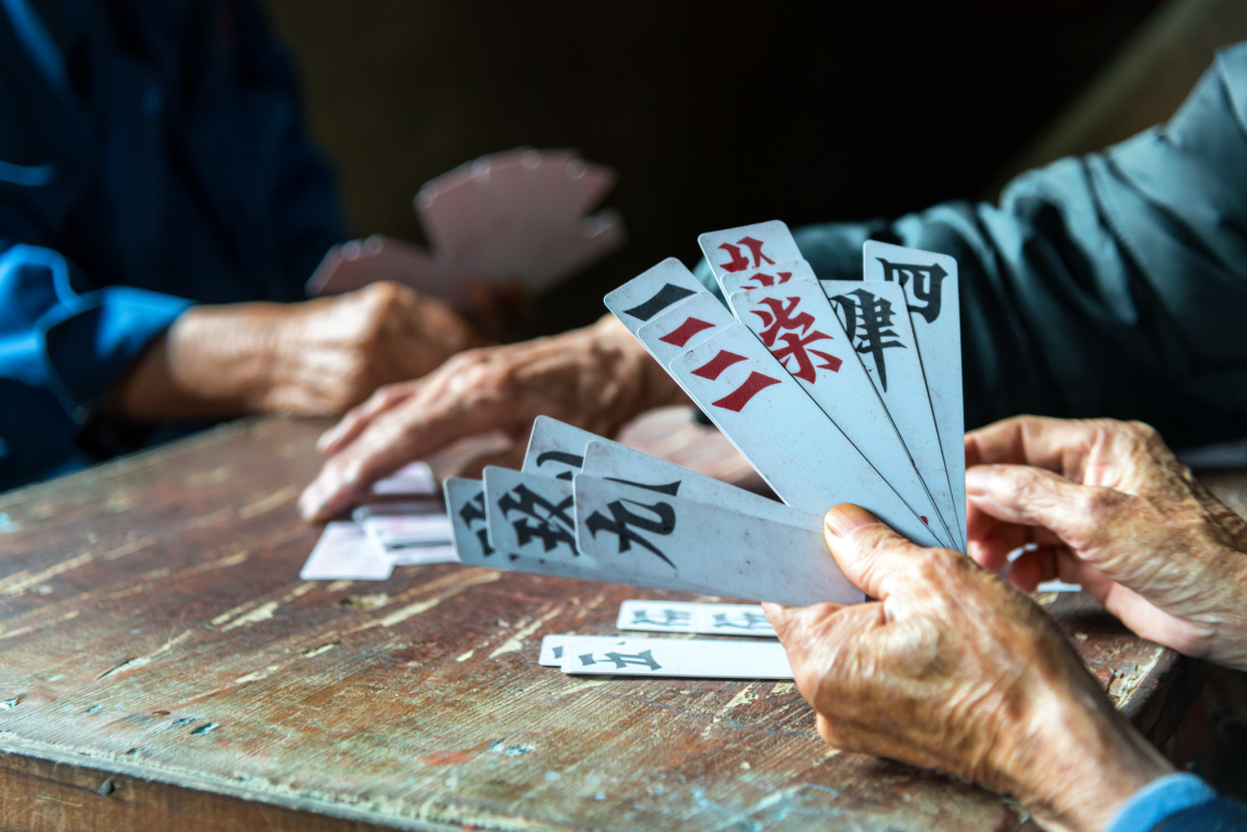 Chinesische Männer beim Kartenspiel
