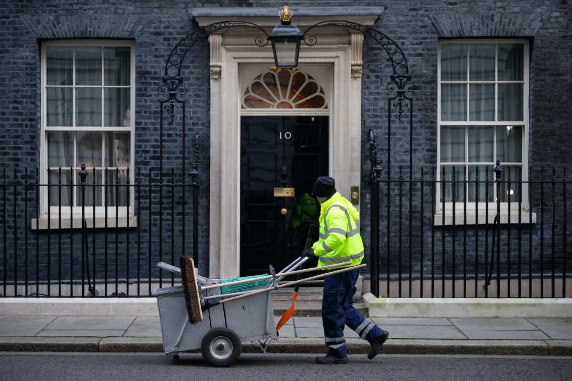 Straßenkehrer vor 10 Downing Street