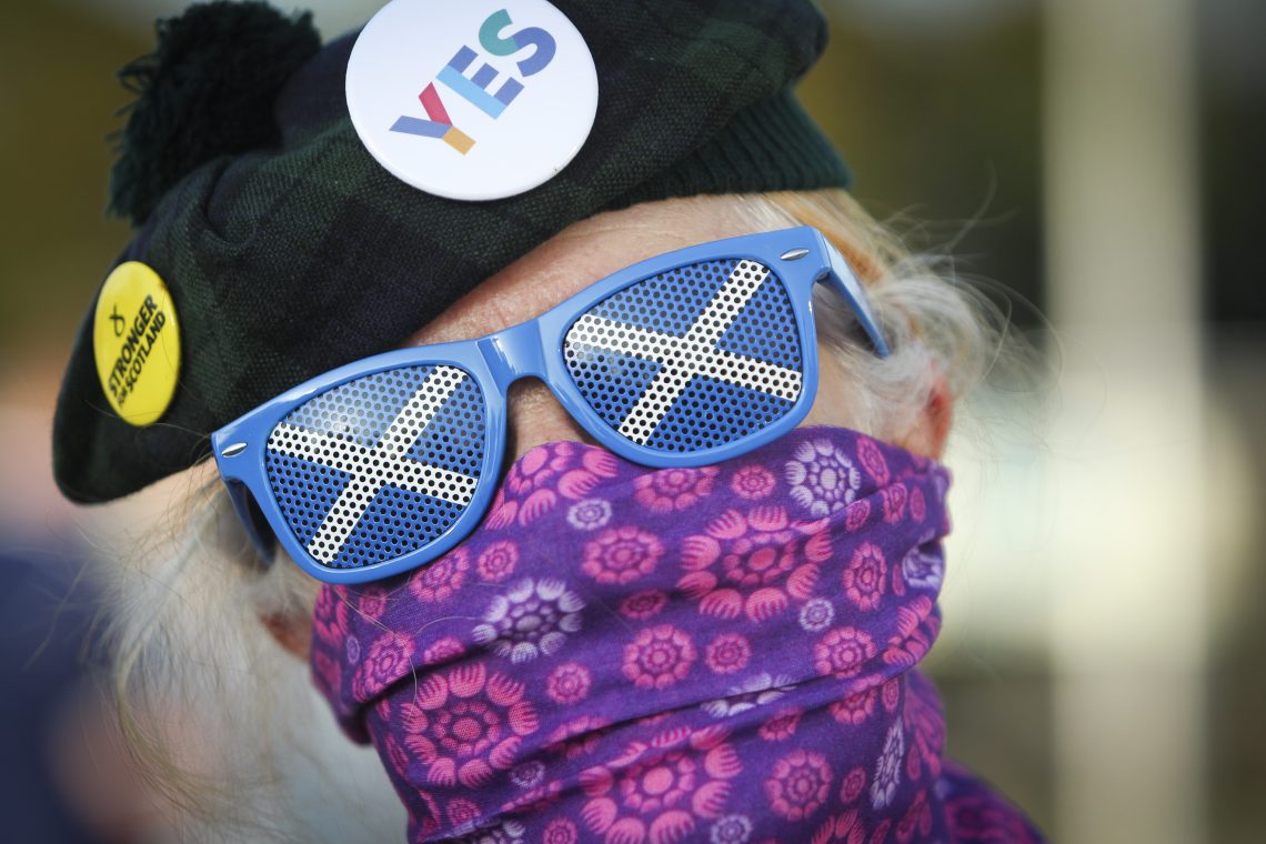 Eine Unterstützerin des Unabhängigkeitsreferendums in Schottland mit Flaggen-Brille