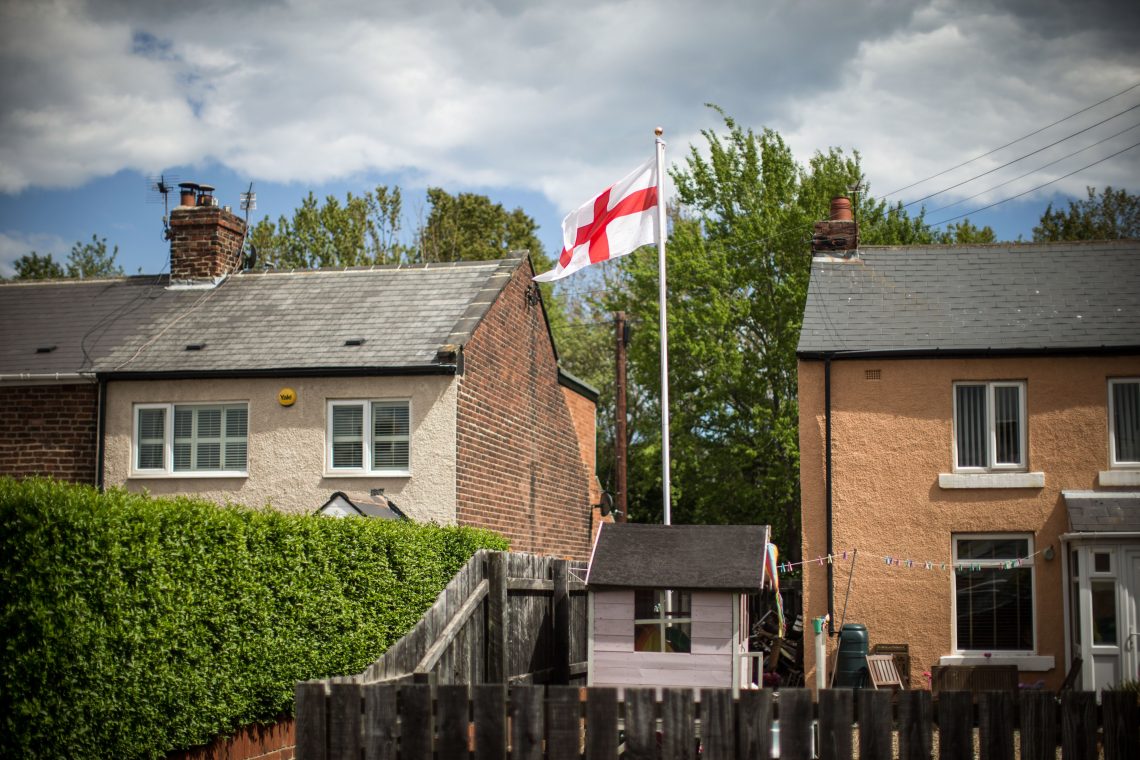 Gartenlaube in England mit Flagge