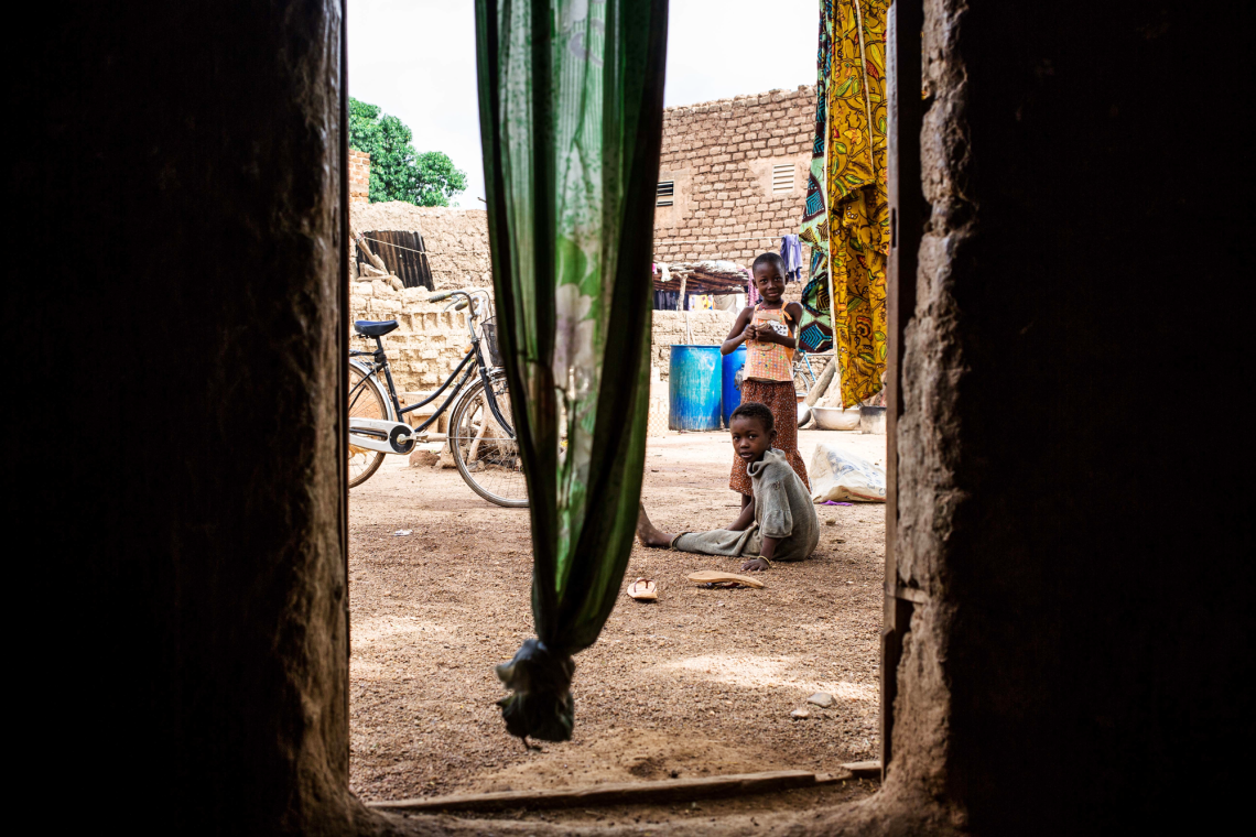 Kinder vor einem Haus in Afrika