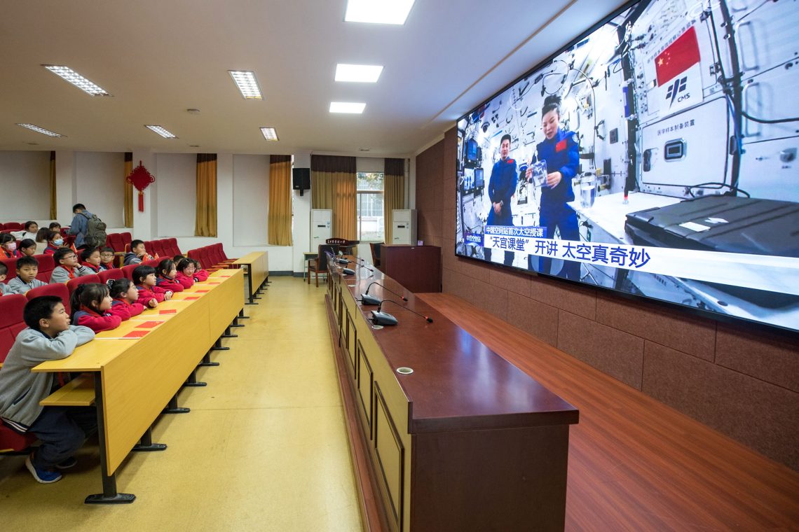 Chinesische Schulklasse beim Live-Unterricht mit Astronauten