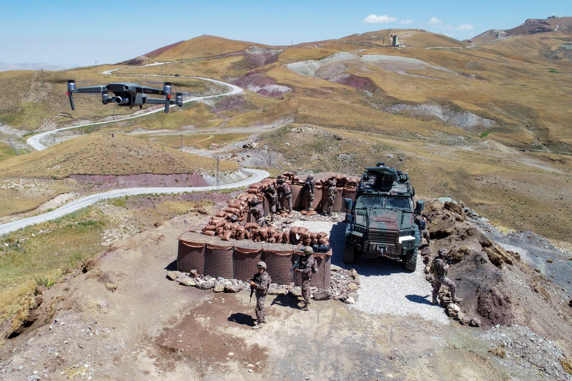 Soldaten und eine Drohne an der befestigten Grenze zwischen der Türkei und dem Iran