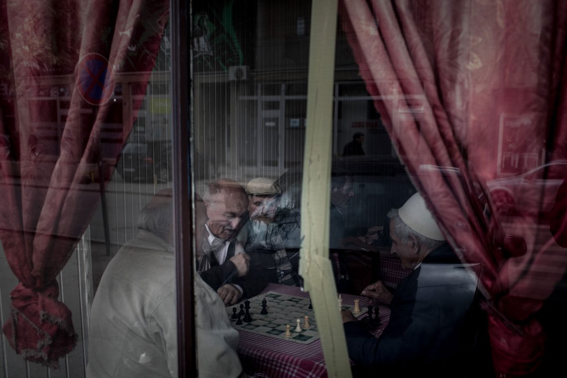 Ältere Männer beim Schachspielen im Kosovo