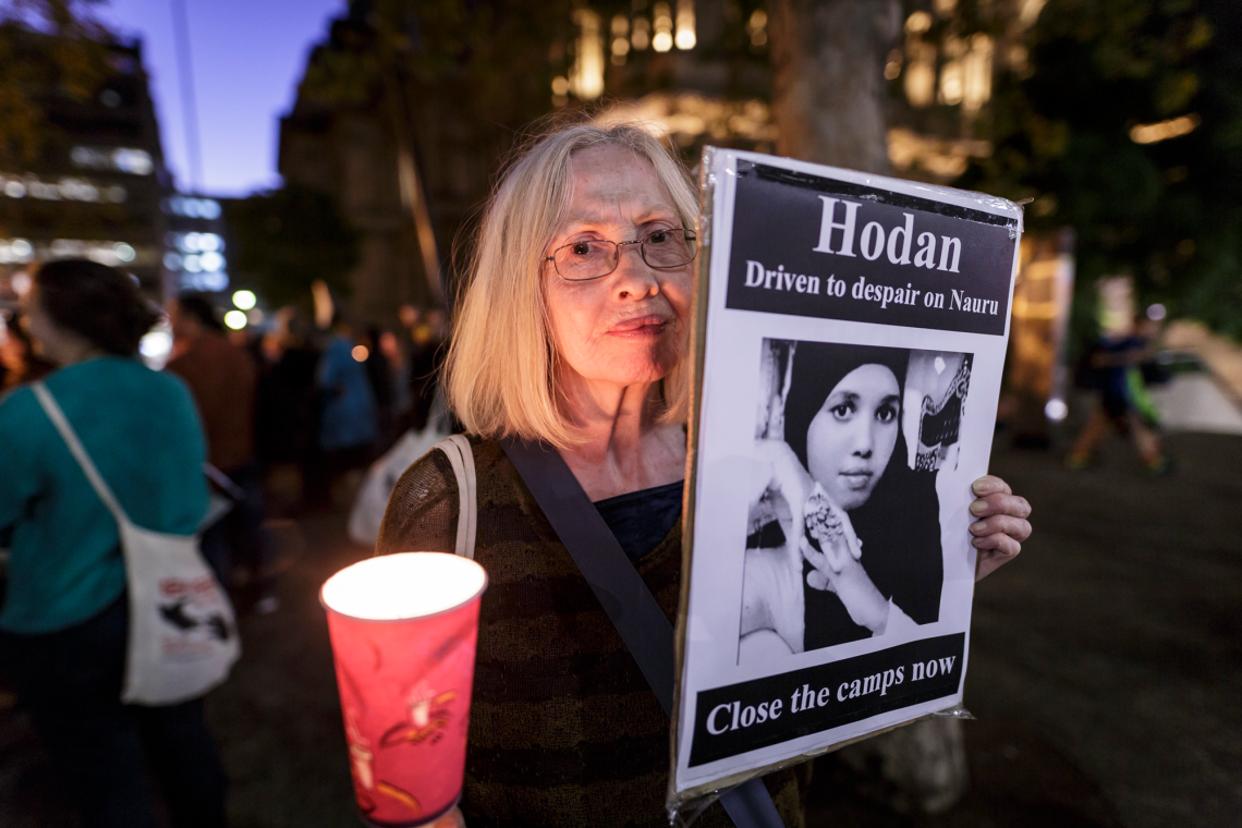 Eine Frau in Melbourne bei einem Protest gegen das Internierungslager Nauru