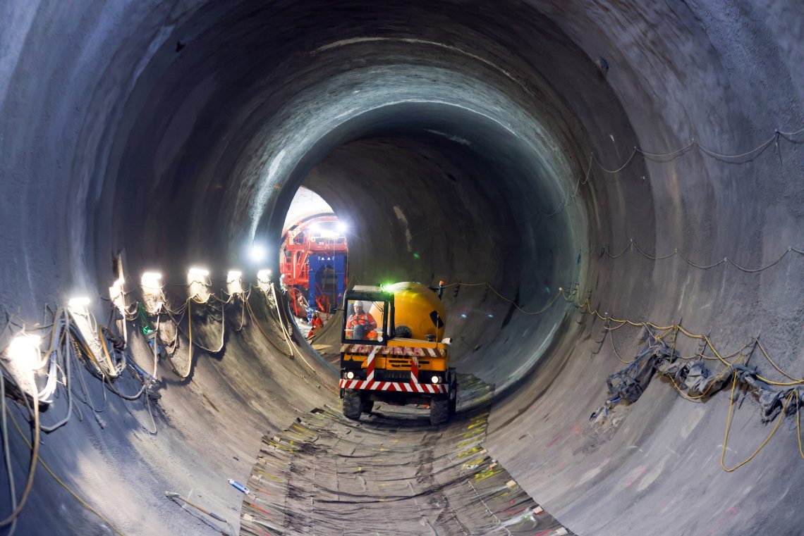 Ein Tunnel aus Beton mit Bauarbeitern