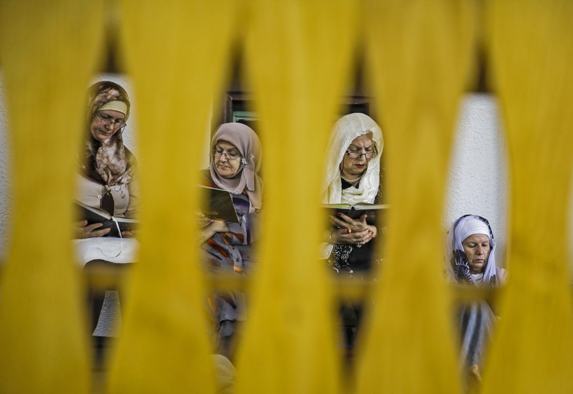 Musliminnen in einer Moschee in Sarajewo