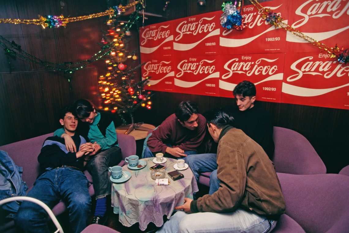 Weihnachten in einer Bar in Sarajevo 1995 mit Coca Cola Poster