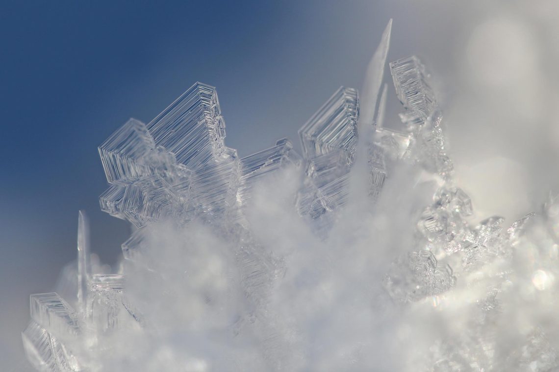 Nahaufnahme eines Eiskristalls, wie er auch ähnlich in Zirruswolken vorkommt.